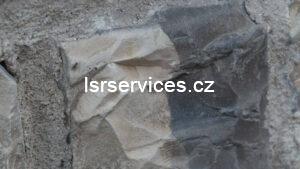 Detailní pohled na povrch vyčištěný laserem