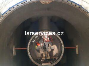 Prázdný prostor s technickým vybavením.