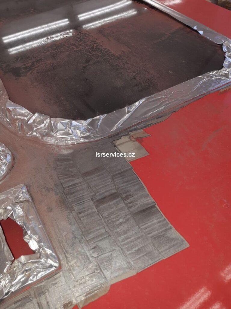 Detailní pohled na rozdíl mezi částmi bez laku, kde už čištění laserem proběhlo, a částí s lakem, která na laserové čištění teprve čeká.