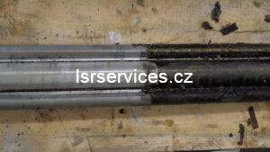 Na obrázku je jasně vidět rozdíl mezi levou částí válce, která prošla čištěním a je bez nečistot, a pravou částí zanesenou lepidly.